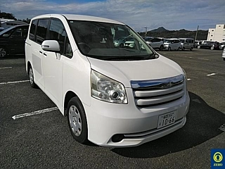 TOYOTA NOAH 2010