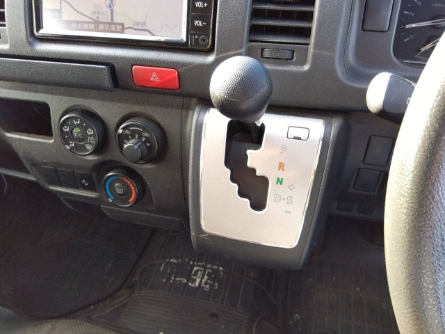 TOYOTA HIACE VAN 2020