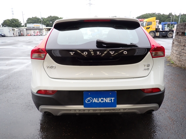 VOLVO V40 2015