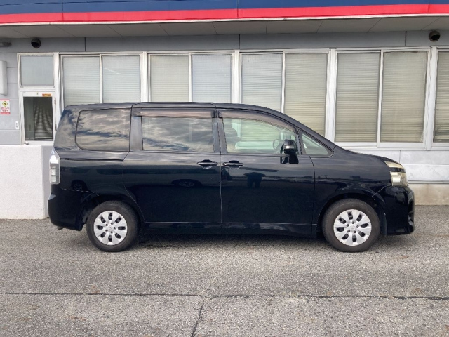TOYOTA VOXY 2011
