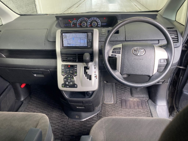 TOYOTA VOXY 2011