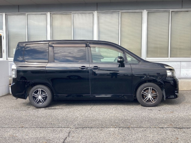 TOYOTA VOXY 2012