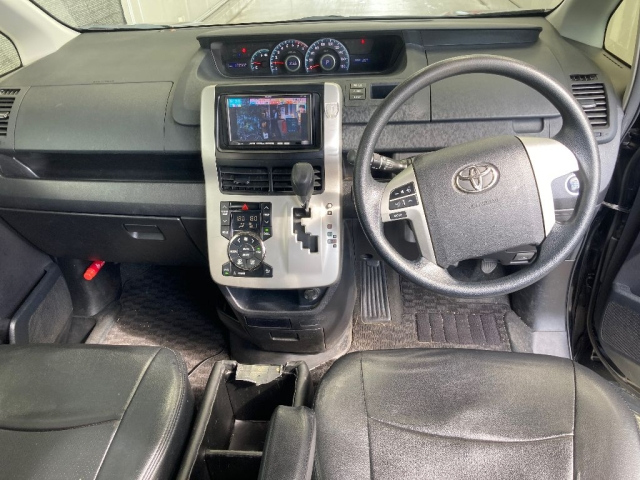 TOYOTA VOXY 2012