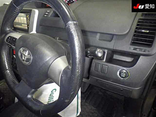 TOYOTA VOXY 2010