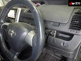 TOYOTA NOAH 2010
