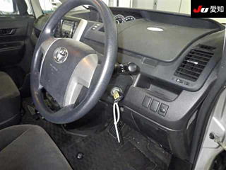 TOYOTA VOXY 2010