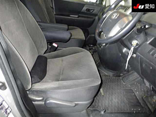 TOYOTA VOXY 2010