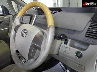 TOYOTA NOAH 2010