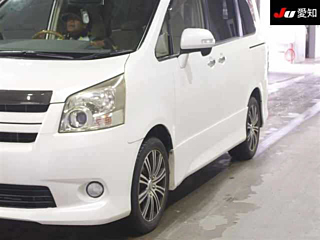 TOYOTA NOAH 2010