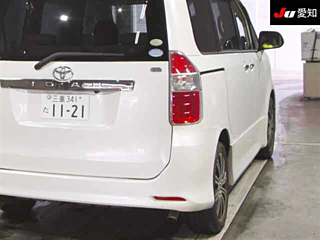 TOYOTA NOAH 2010