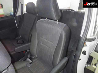 TOYOTA VOXY 2010