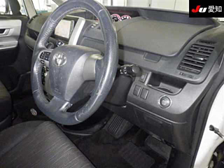TOYOTA VOXY 2010