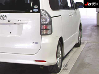 TOYOTA VOXY 2010