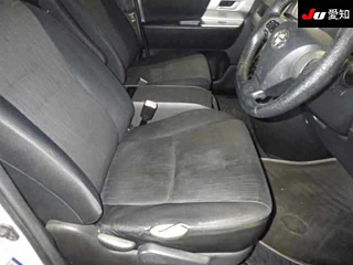 TOYOTA VOXY 2010