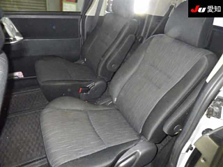 TOYOTA VOXY 2010