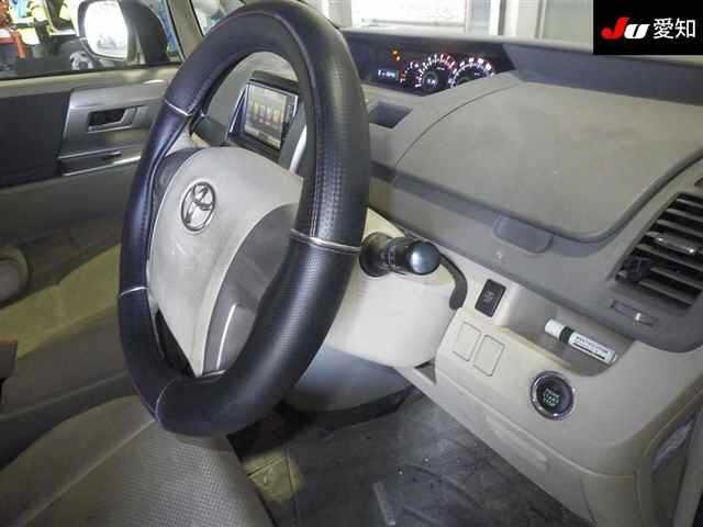 TOYOTA NOAH 2010