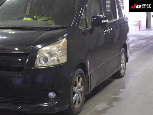 TOYOTA NOAH 2010
