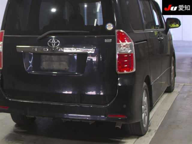 TOYOTA NOAH 2010