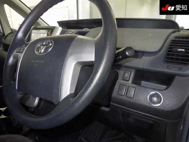 TOYOTA NOAH 2010
