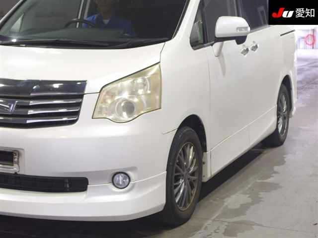 TOYOTA NOAH 2010