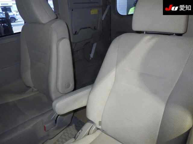 TOYOTA NOAH 2010