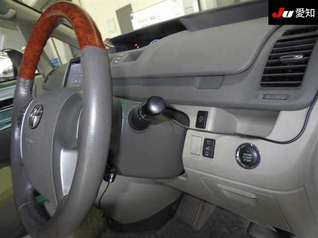 TOYOTA NOAH 2010