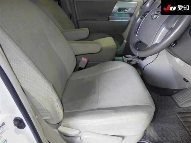 TOYOTA NOAH 2010