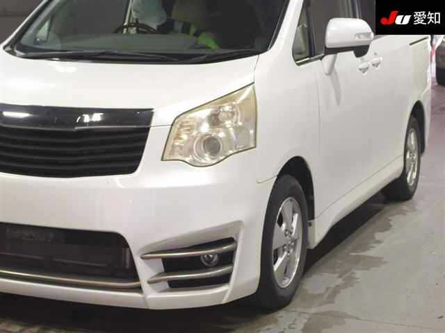 TOYOTA NOAH 2010