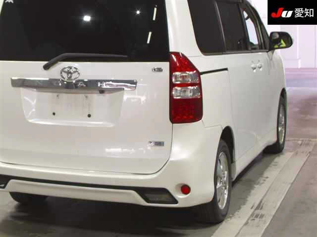 TOYOTA NOAH 2010
