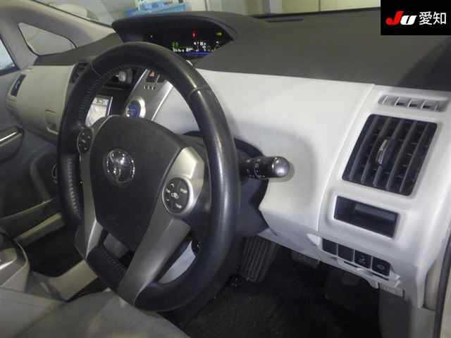 TOYOTA PRIUS ALPHA 2013