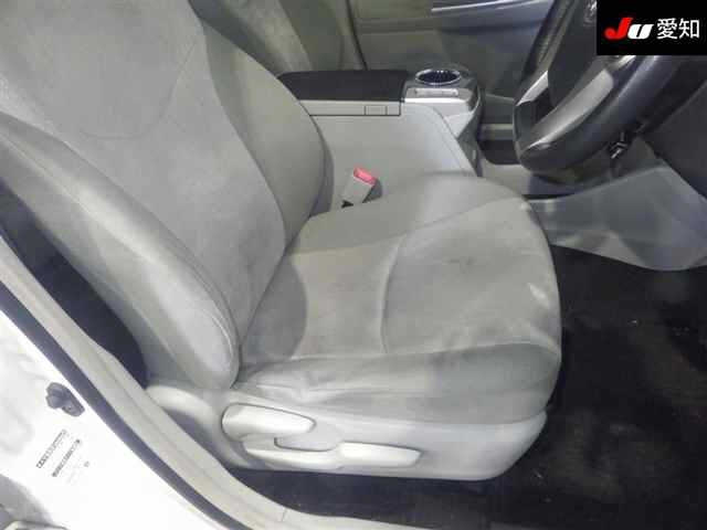 TOYOTA PRIUS ALPHA 2013