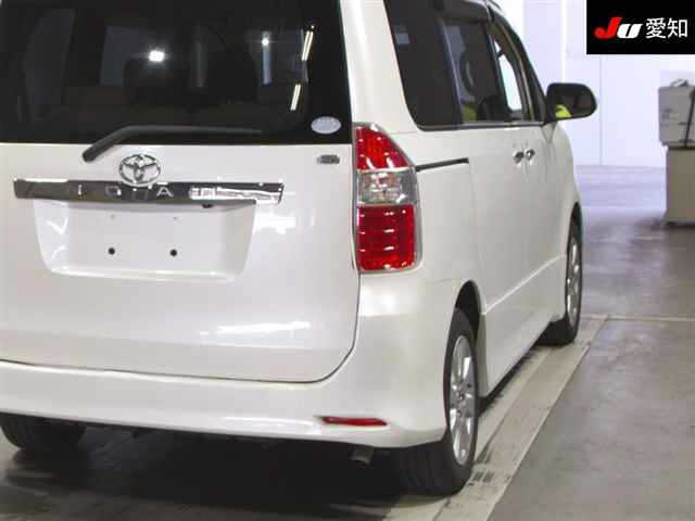 TOYOTA NOAH 2008