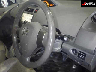 TOYOTA VITZ 2010