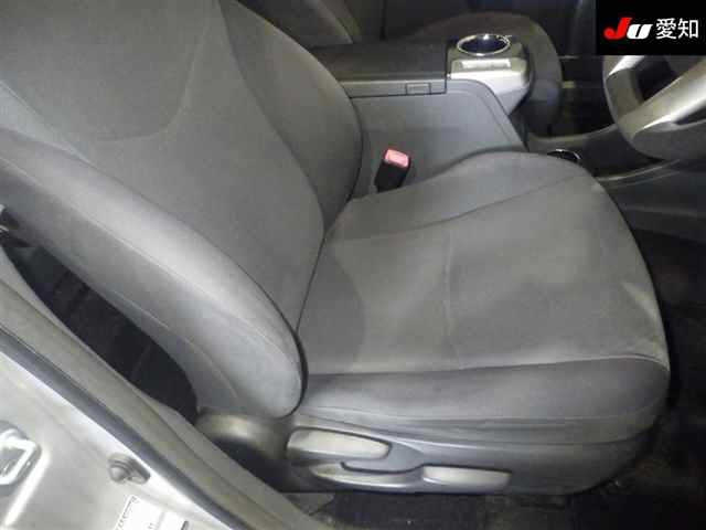 TOYOTA PRIUS ALPHA 2013