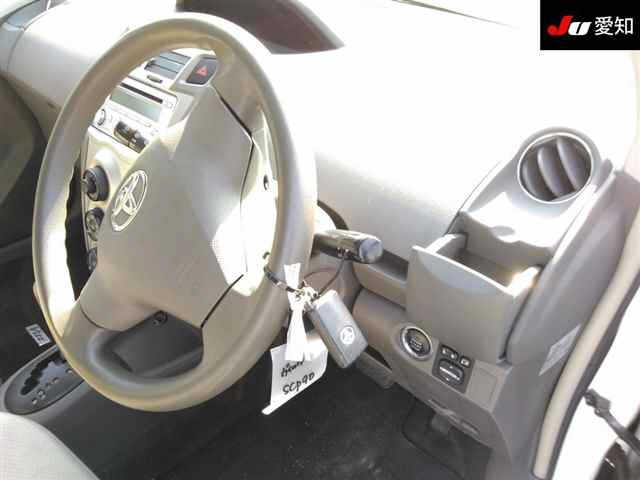 TOYOTA VITZ 2010