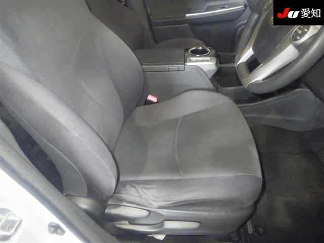 TOYOTA PRIUS ALPHA 2012