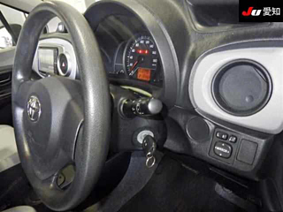 TOYOTA VITZ 2011