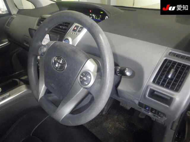 TOYOTA PRIUS ALPHA 2013