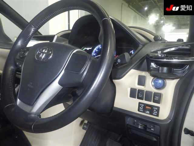 TOYOTA NOAH 2014
