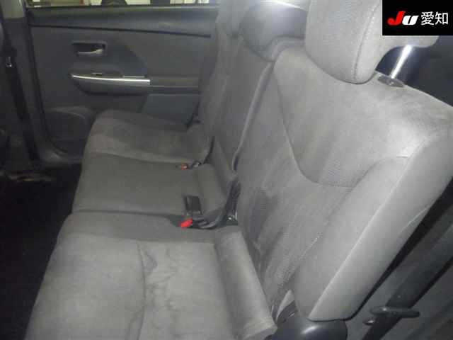 TOYOTA PRIUS ALPHA 2014