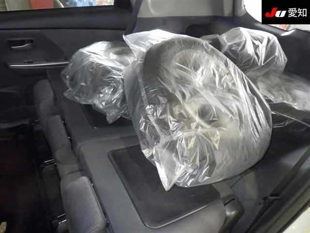 TOYOTA PRIUS ALPHA 2012