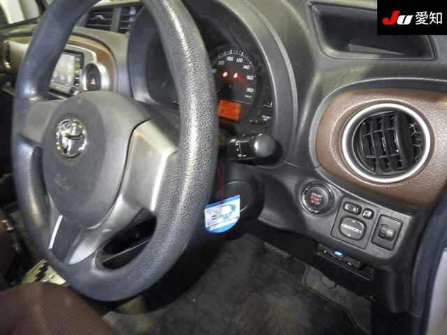 TOYOTA VITZ 2011