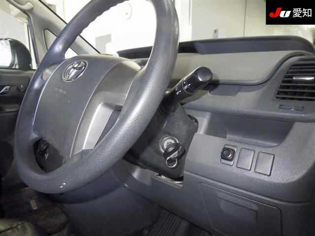 TOYOTA VOXY 2009