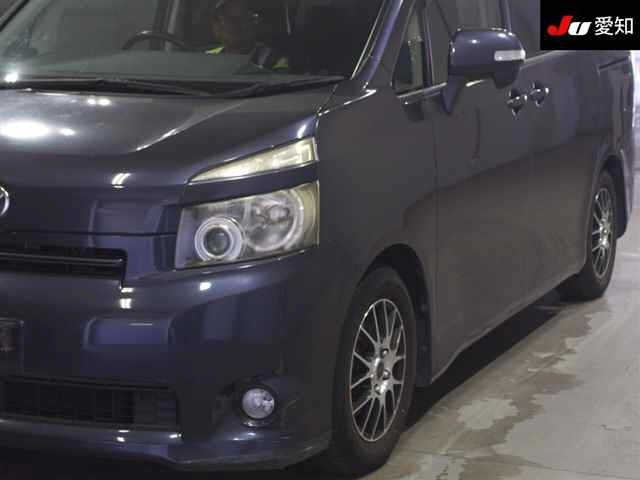 TOYOTA VOXY 2009