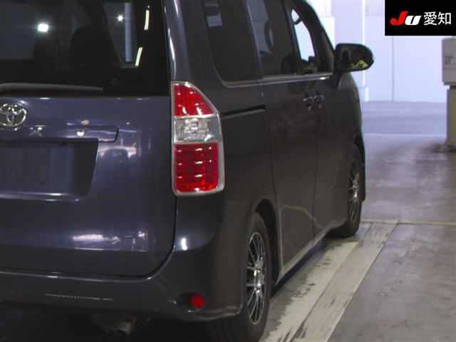 TOYOTA VOXY 2009