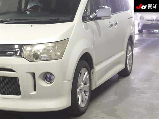 MITSUBISHI DELICA D5 2011