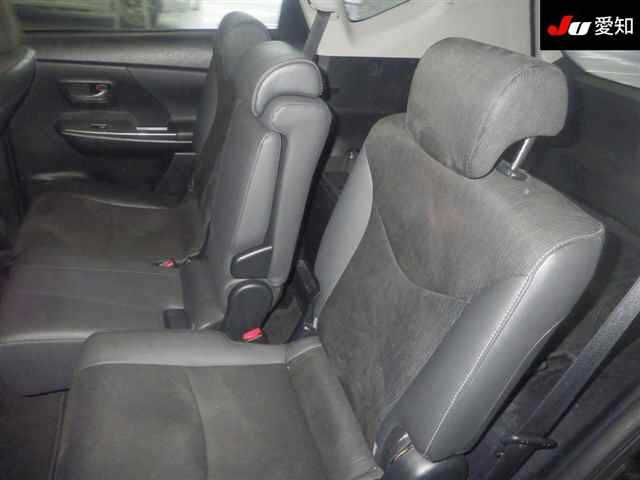 TOYOTA PRIUS ALPHA 2015