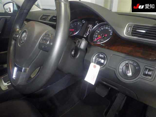 VOLKSWAGEN PASSAT VARIANT 2012