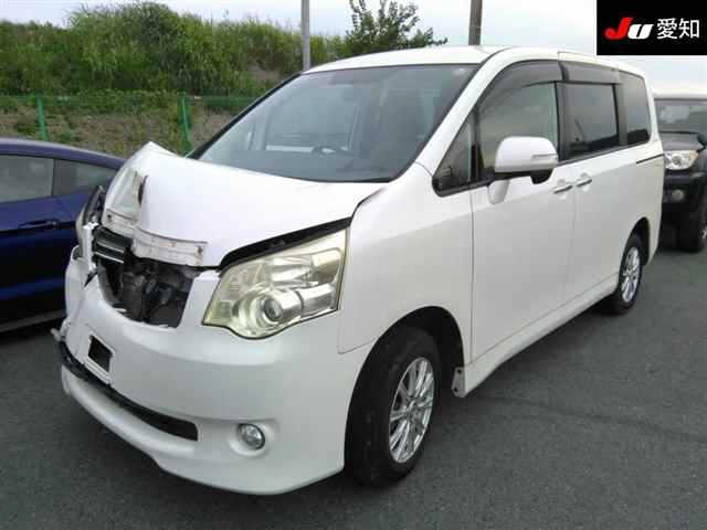 TOYOTA VOXY 2010