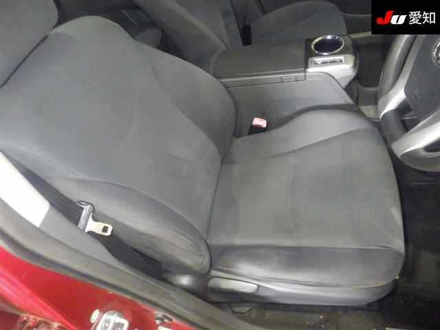 TOYOTA PRIUS ALPHA 2013
